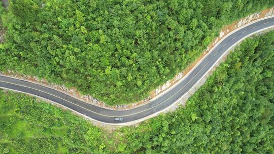 汽车在盘山公路上行驶