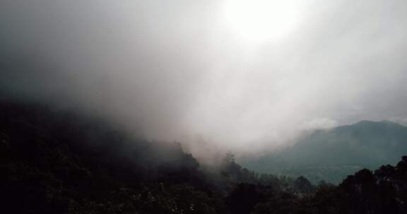 一群欣赏山景的朋友