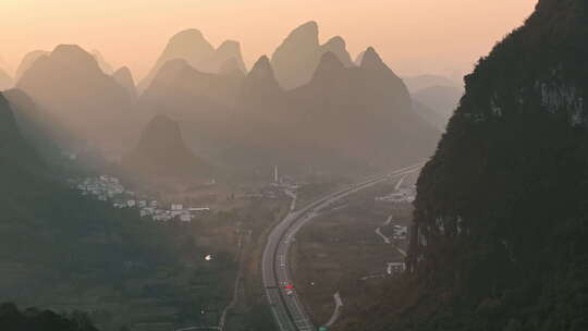 日出时分桂林喀斯特地貌峰林间的高速公路