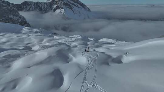 一个人在雪山上滑雪