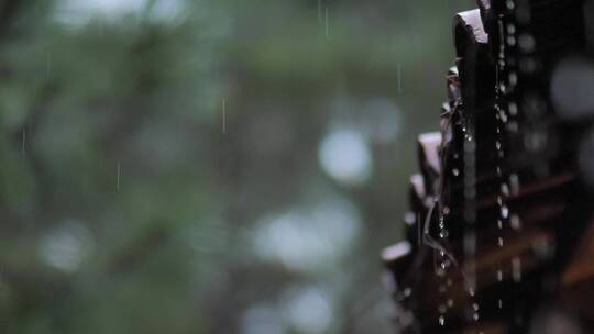 下雨天雨从屋顶落下