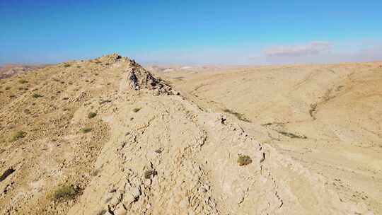 航拍男人在山地上徒步旅行视频素材模板下载