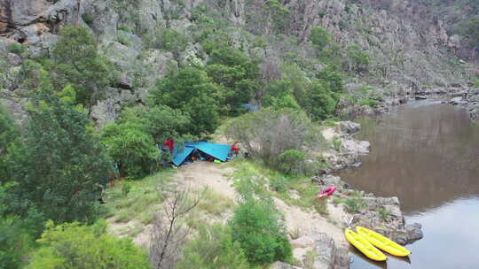 澳大利亚崎岖的德迪克山谷峡谷河边漂流营地