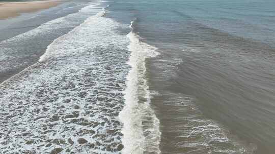 阴天沙滩海浪航拍大海潮汐海水波纹浪花波浪