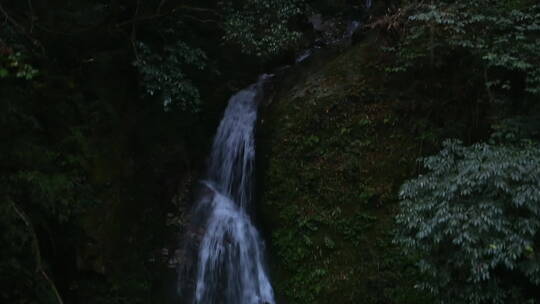 山间的流水