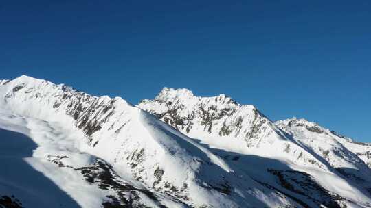 雪山 牦牛 经幡 转经筒 溪水