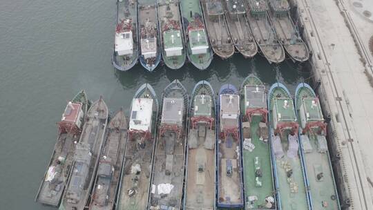 港口码头岸边停靠的渔船