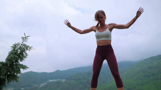 女人在自然锻炼中做俯卧撑和跳跃训练呼吸和