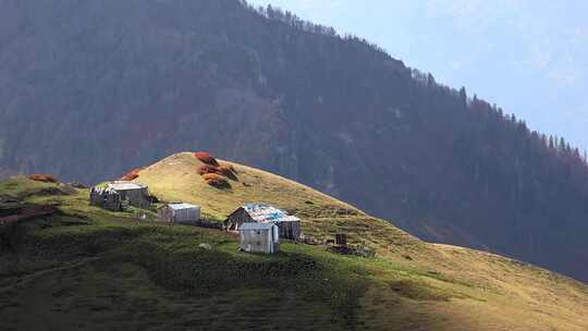 山脊高海拔高山的小屋