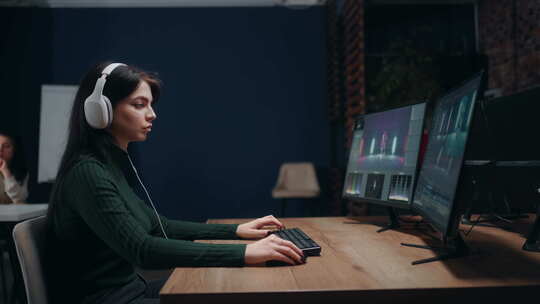 女性专业视频创作者为媒体内容制作蒙太奇和声音设计视频素材模板下载