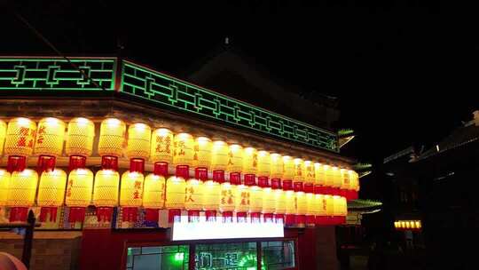 中式建筑挂红灯笼夜景