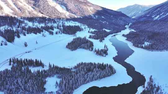 航拍新疆雪山风光