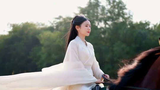 古装女子骑马林间