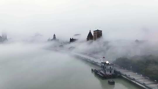 上海外滩晨雾 海关大楼 和平饭店