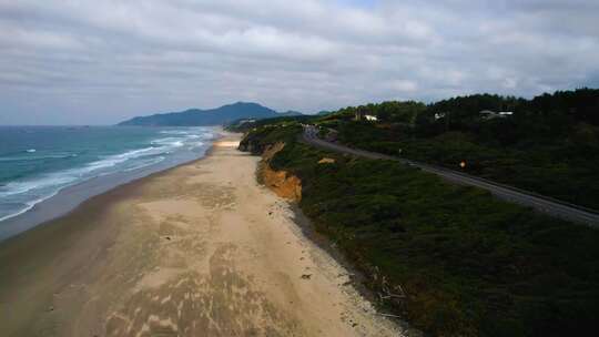 海边海滩和道路上的云