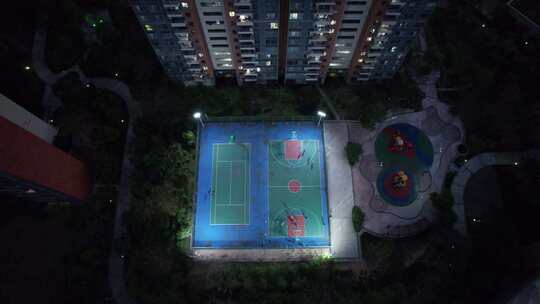 夜晚城市小区篮球场人们活动航拍视频素材模板下载