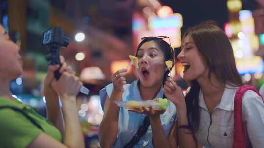 亚洲年轻女性朋友在城市户外旅行时记录vl