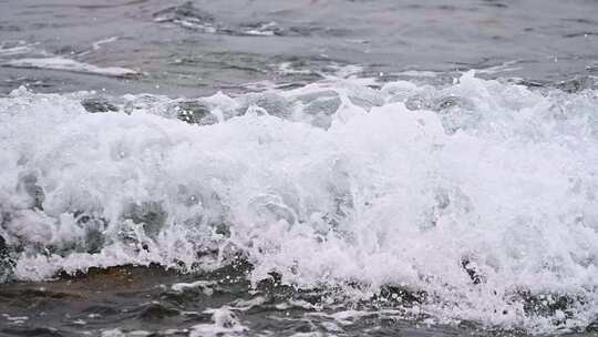 大海海浪浪花拍打礁石升格慢镜头
