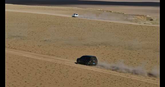 高清航拍高原大风沙漠车行驶在路上