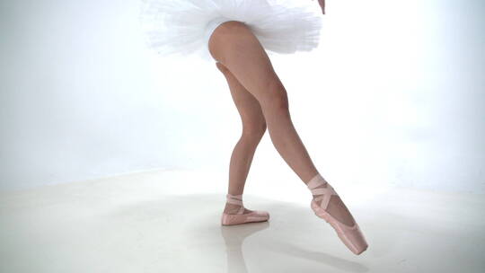 练习芭蕾舞的青年女人腿部特写视频素材模板下载