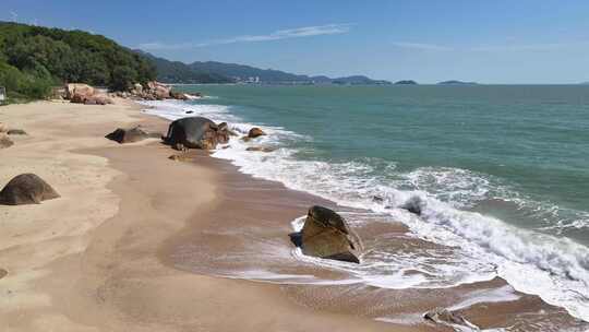 海边沙滩海浪与礁石景观