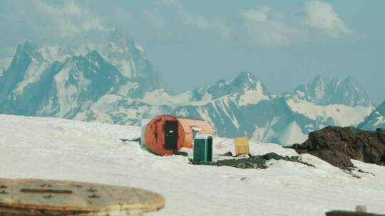 雪山上的旅游避难所视频素材模板下载