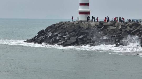 航拍大海灯塔海浪自愈风景海南海边长焦