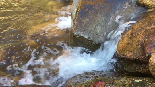 从石头上流下的溪水视频素材模板下载