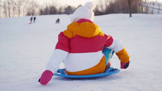 冬季小女孩在公园里滑雪