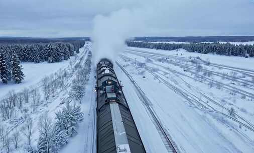 冬季雪地里行驶的火车