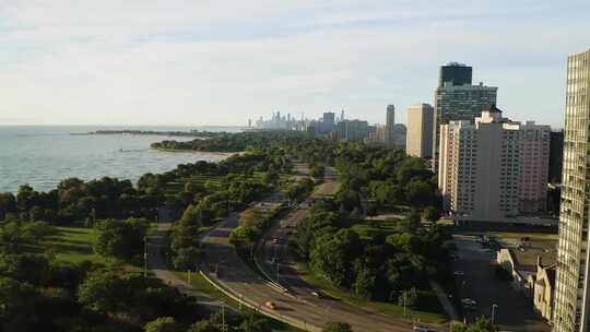 无人机飞过高层公寓，露出湖岸大道，背景是芝加哥天际线