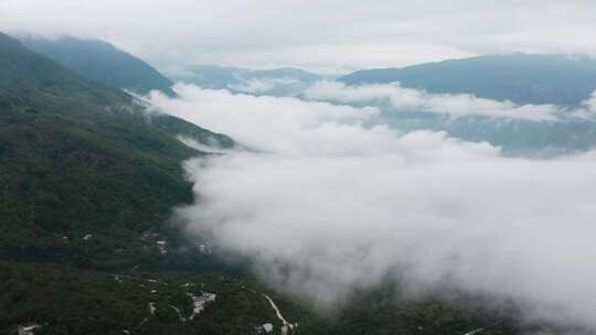 云雾缭绕的山间自然景观