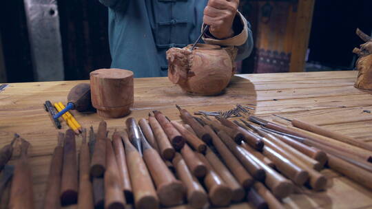 雕刻师和工作台上的大量工具