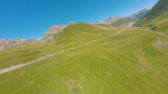 FPV穿越机无人机航拍高山草甸汽车行驶