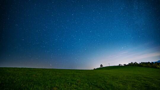 夜晚草原上美丽的星空