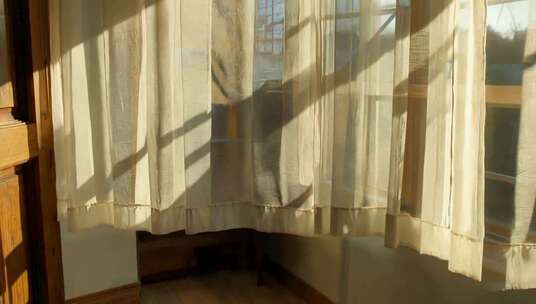 室内阳光透过窗帘光影画面