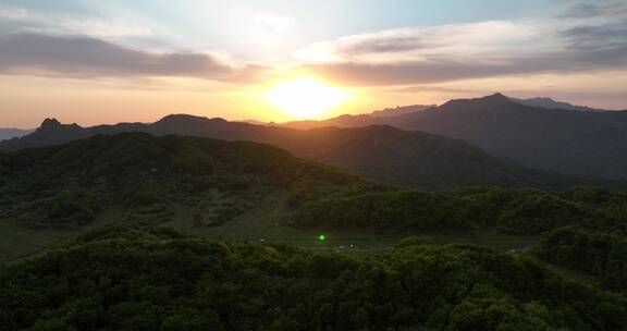 4K草原日出延时风景摄影逆光建筑红色朝霞