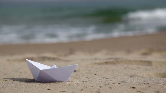 海滩上的白纸船