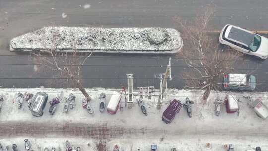 俯视下雪天行车人行道