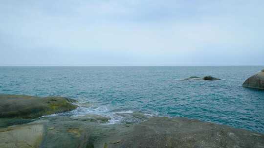 海南三亚大小洞天景区海边海岸巨石岩石海景