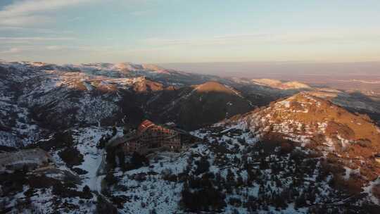 雪山景观中酒店的无人机镜头