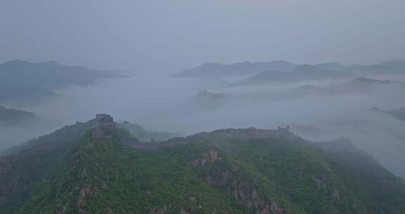 河北金山岭万里长城清晨晨雾高空航拍