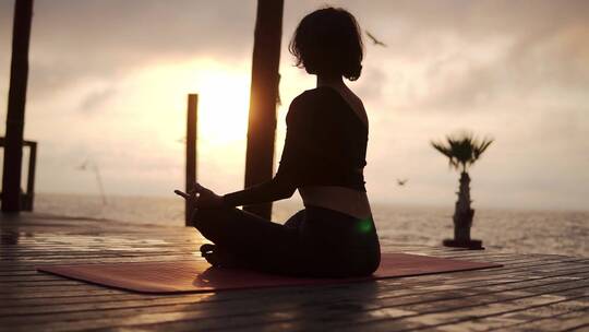 海边练习瑜伽的女人视频素材模板下载