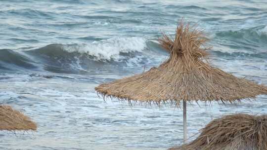 海浪拍打着海岸