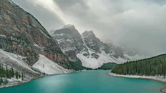 落基山脉，加拿大|白天的冰槽湖