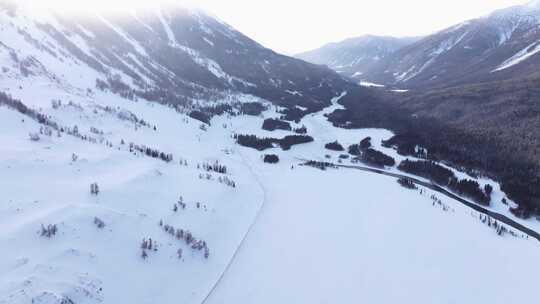 航拍新疆冬季喀纳斯神仙湾晨雾雪山森林雪景