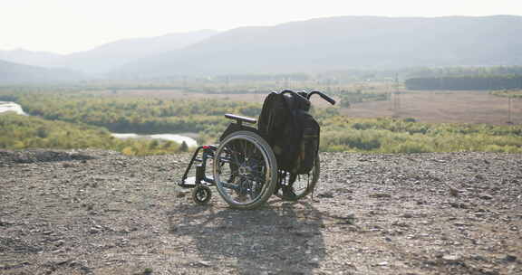 站在山上的医疗轮椅特写，美妙的自然背景和