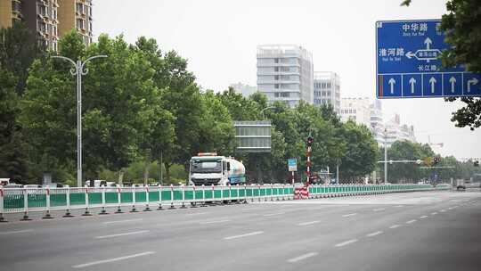 城市道路上的洒水车