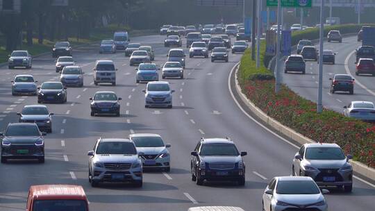 深圳上班高峰期公路双向繁忙车流