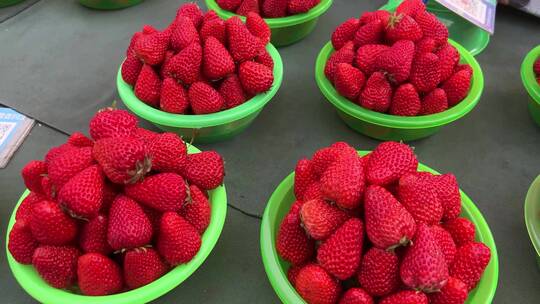 集市摆摊卖草莓春季水果视频素材模板下载